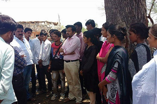 Interaction of youth trainees with successful farmer and veterinarian about dairy farming