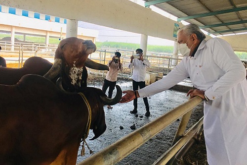 Shri Parshottam Rupala visits IVF centre that has produced the first IVF  Banni calf in the country – epashupalan